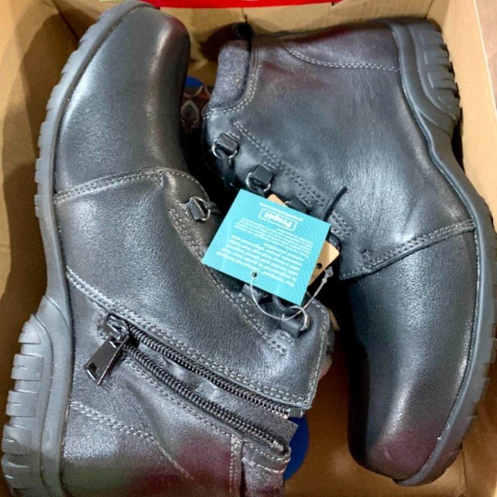 Propet Black Leather Ankle Boots size 7.5W